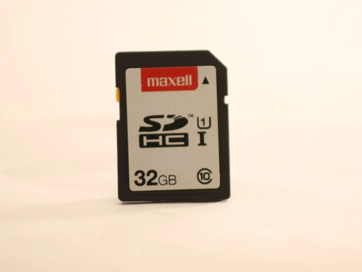 SDHC-geheugenkaart van 32 GB op een lichte achtergrond